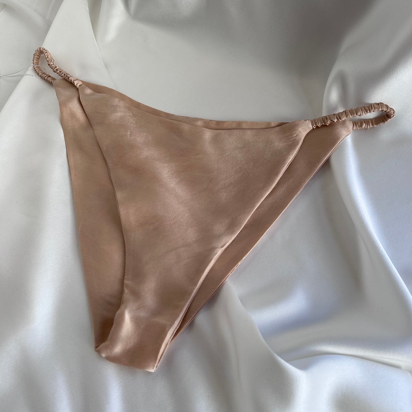 BRAGA DELGADA NUDE
