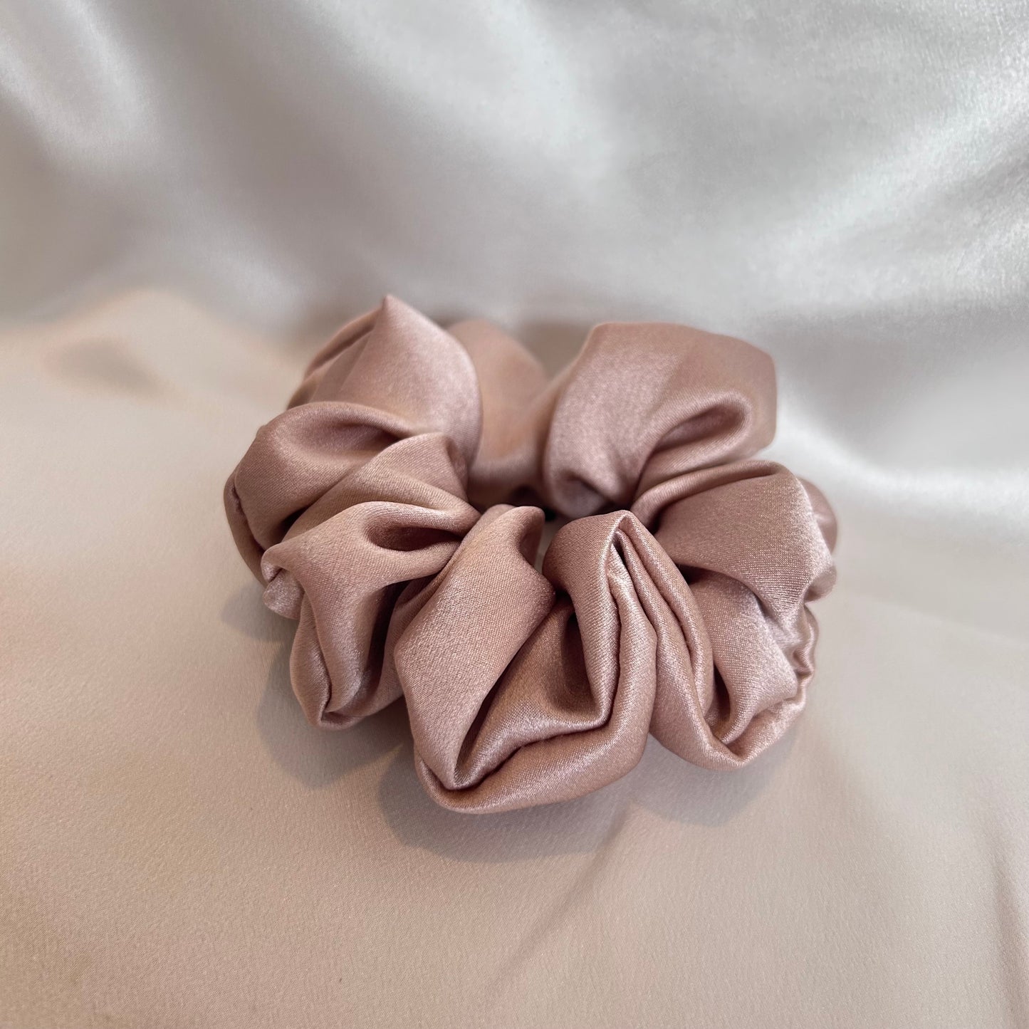 SCRUNCHIE CLÁSICO CAFÉ CLARO