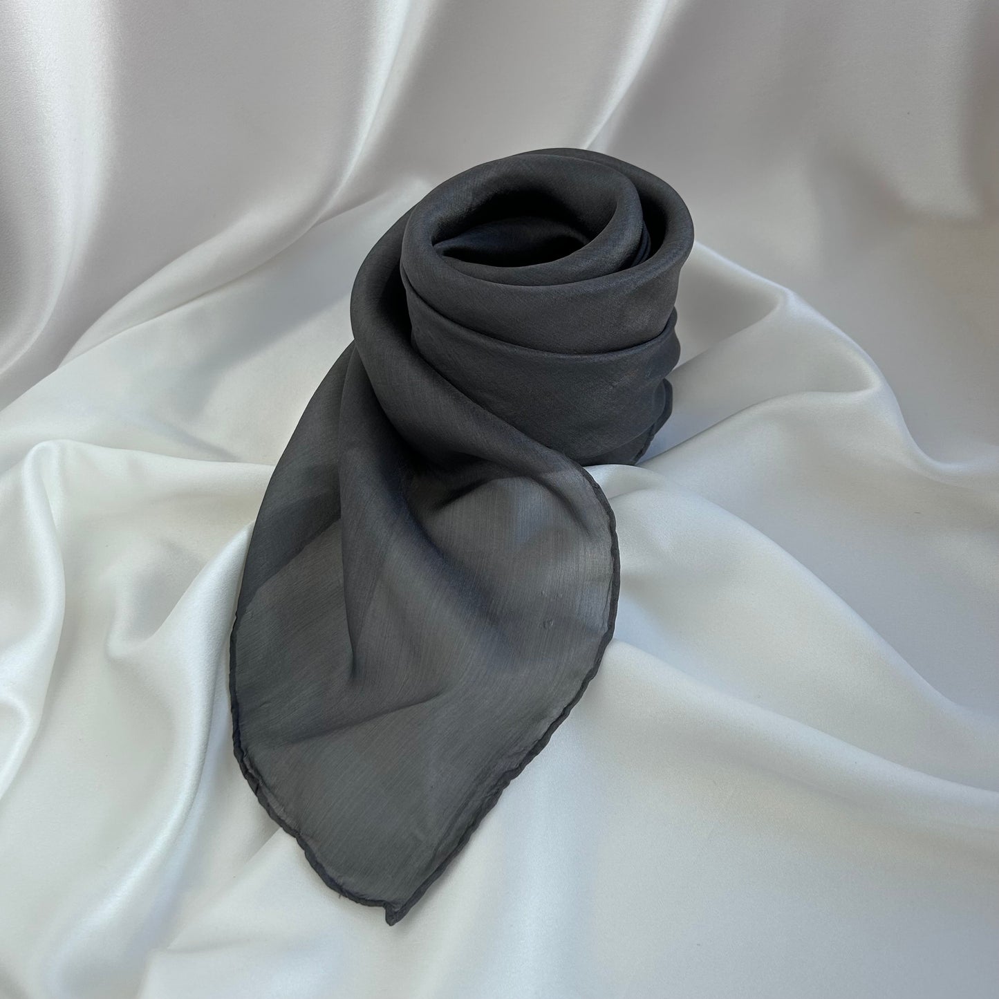 PAÑUELO DE SEDA GRIS