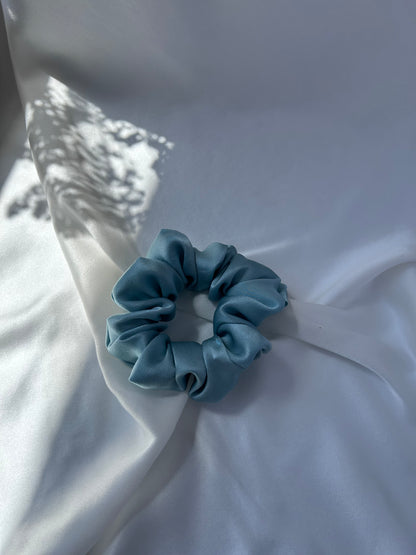 SCRUNCHIE CLÁSICO CELESTE AGUA