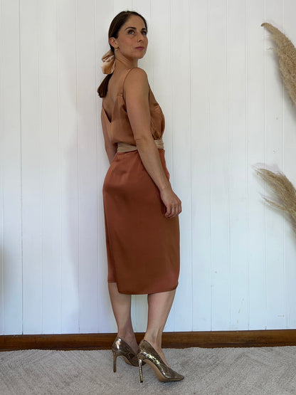 FALDA MIDI DE SEDA TERRACOTA