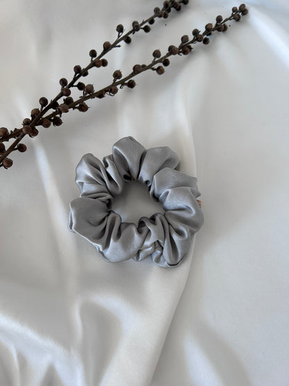 SCRUNCHIE CLÁSICO GRIS CLARO