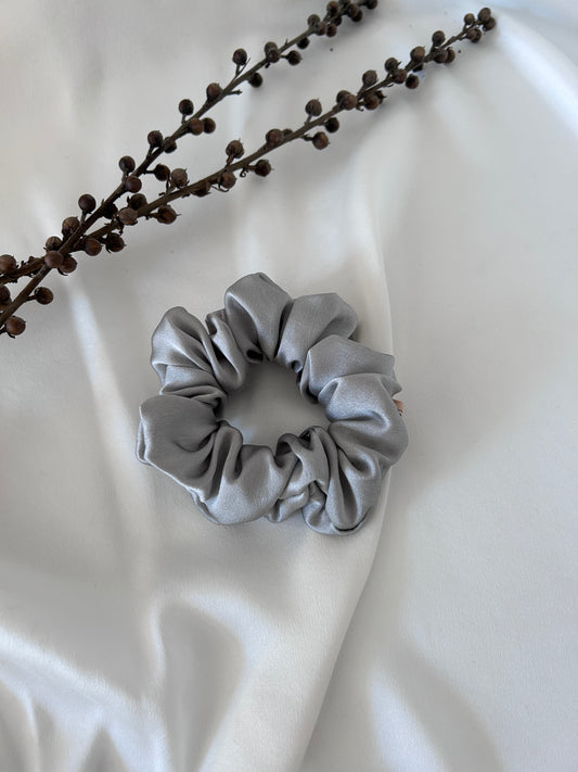 SCRUNCHIE CLÁSICO GRIS CLARO
